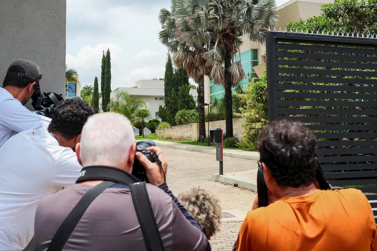 Fotógrafos esperan frente a la residencia del senador brasileño Flavio Bolsonaro, en Brasilia, Brasil, el 27 de octubre de 2026. (Diego Herculano /Reuters)