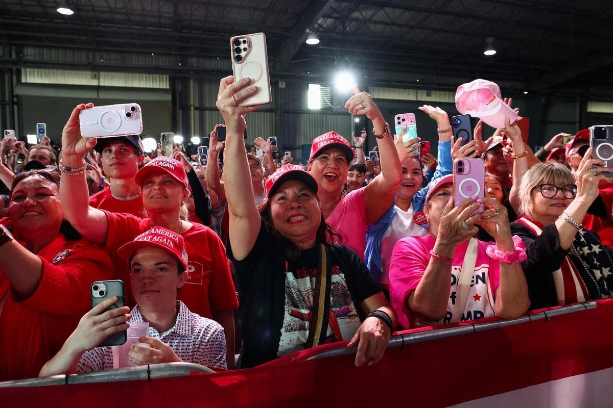 Los asistentes reaccionan mientras el presidente Donald Trump asiste a un mitin de campaña para las elecciones de medio período en apoyo al candidato republicano al Senado de EE. UU., Ken Paxton, en Corpus Christi, Texas, el 27 de octubre de 2026. (Kevin Lamarque/Reuters)