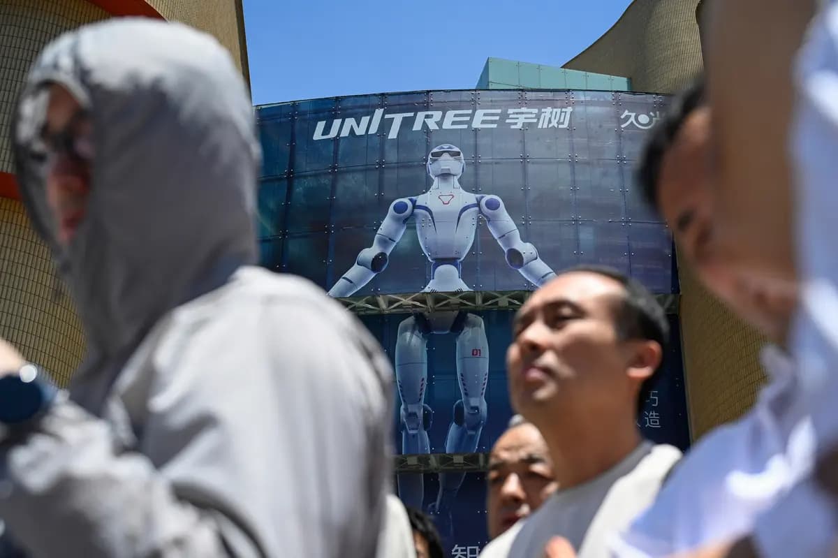 Un cartel del robot humanoide de Unitree Robotics en su primera tienda de experiencia de inteligencia incorporada de Asia, en Shanghái, el 31 de mayo de 2026. (Jade Gao/AFP vía Getty Images)