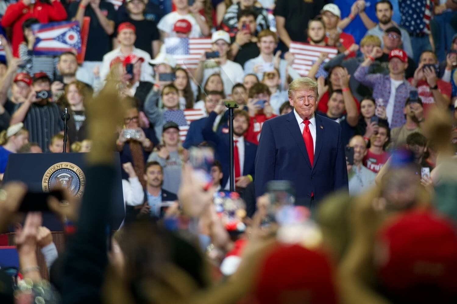 El presidente Donald Trump sube al escenario durante un mitin en el Covelli Centre de Youngstown, Ohio, el 12 de octubre de 2026. (Travis Gillmore/The Epoch Times)
