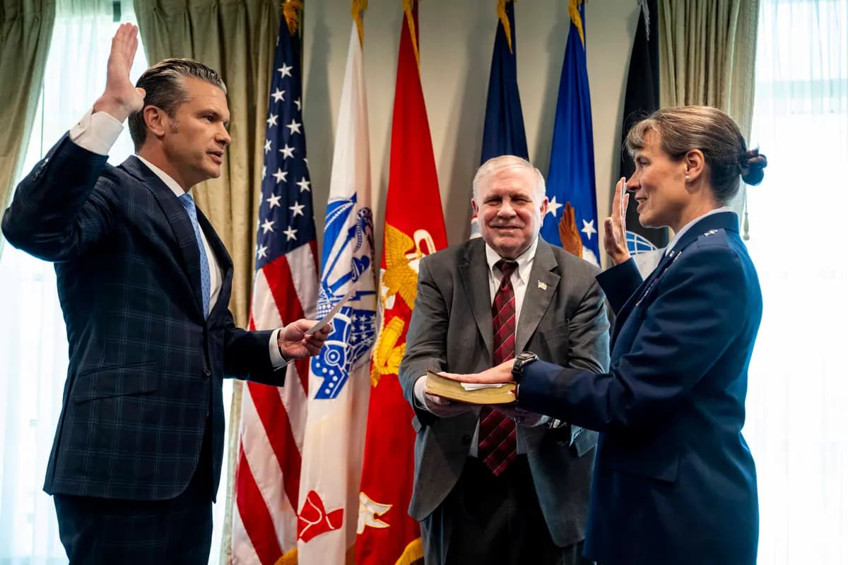 El secretario de Guerra, Pete Hegseth, preside una ceremonia de reincorporación de la general de brigada de la Fuerza Aérea de EE. UU. Melissa Cunningham, en el Pentágono, Washington, el 23 de octubre de 2026. (Foto del DoW tomada por el sargento primero de la Fuerza Aérea de EE. UU. Eugene Oliver).