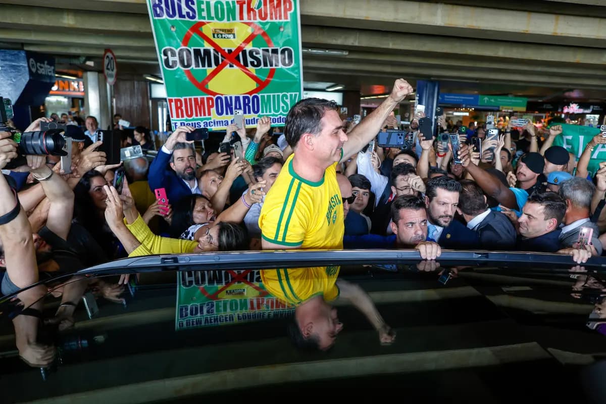 <em>El senador brasileño Flavio Bolsonaro saluda a sus seguidores a su llegada procedente de Estados Unidos al Aeropuerto Internacional de Brasilia, Brasil, el 28 de mayo de 2026. (Sergio Lima/AFP vía Getty Images).</em>