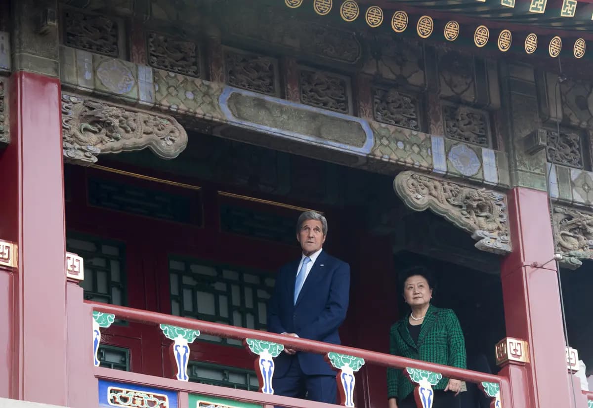 <em>La viceprimera ministra china Liu Yandong (derecha) encabeza una visita guiada al jardín Qianlong de la Ciudad Prohibida en Beijing, junto al secretario de Estado estadounidense John Kerry, el 5 de junio de 2016. (Saul Loeb/AFP vía Getty Images).</em>
