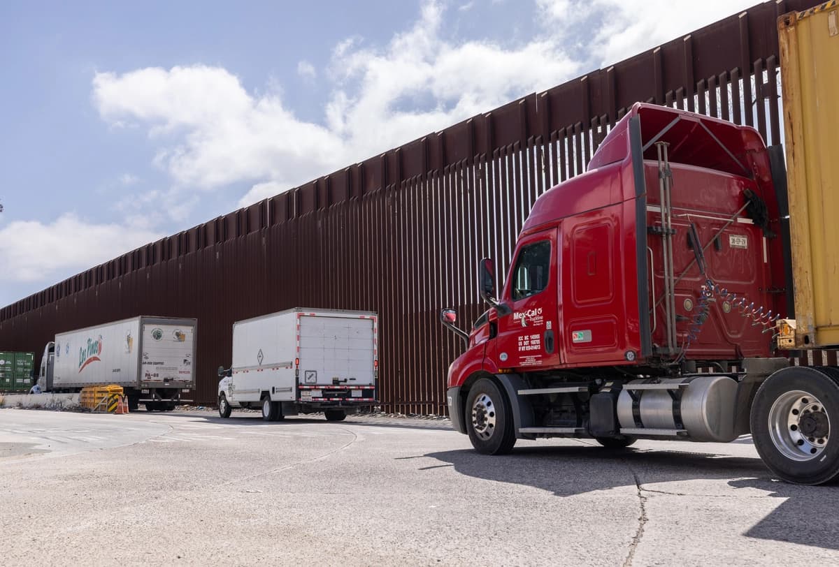 Camiones circulan a lo largo de la frontera estadounidense en las afueras de San Diego el 17 de septiembre de 2026. (John Fredricks/The Epoch Times).