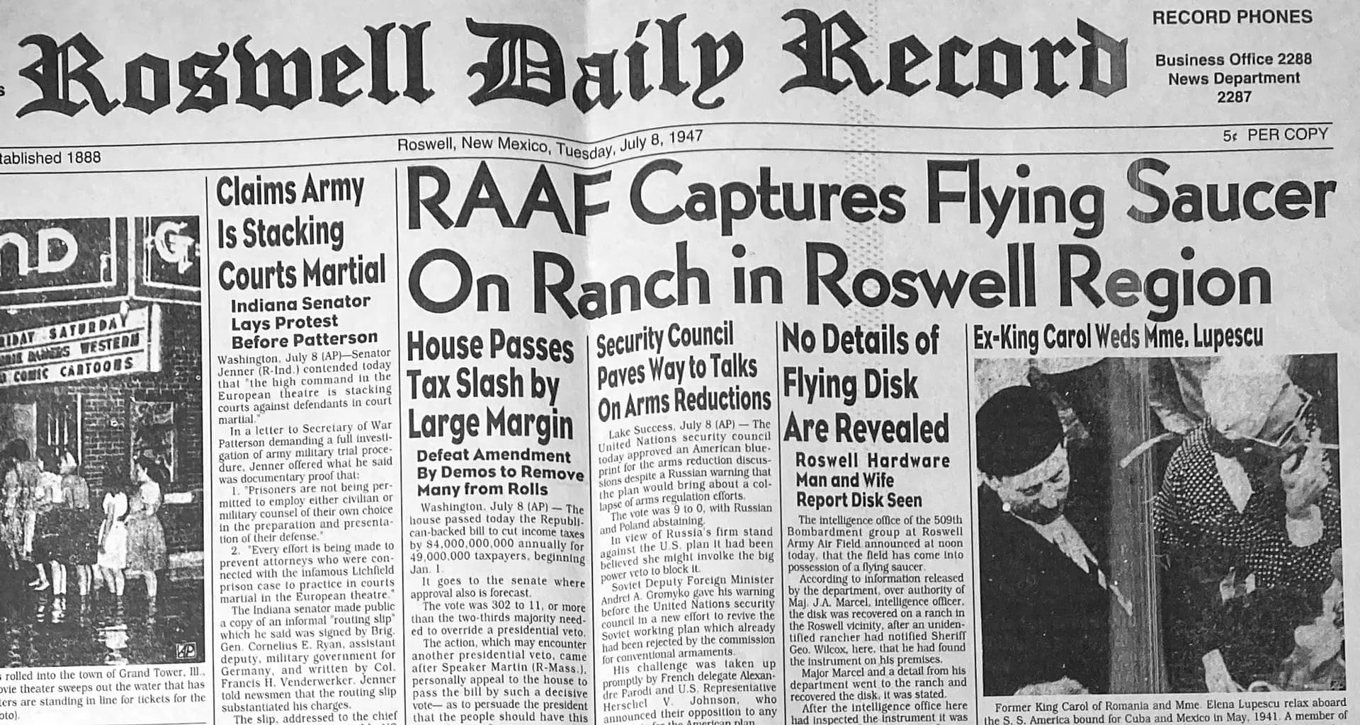 Un titular en la portada del Roswell Daily Record, con fecha del 8 de julio de 1947, proclama: "La RAAF captura un platillo volador en un rancho de la región de Roswell". (Roswell Daily Record/Dominio público).