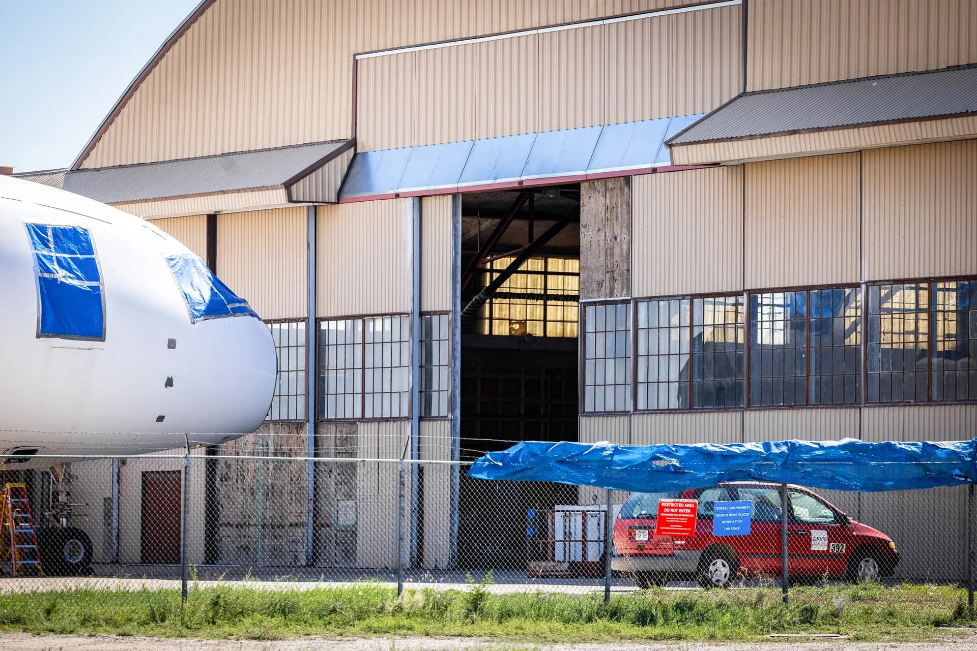 El hangar 84, el lugar donde supuestamente se almacenaron los restos del accidente OVNI del "incidente de Roswell de 1947", sigue en uso para empresas de aviación en Roswell, Nuevo México, el 7 de octubre de 2026. (John Fredricks/The Epoch Times).