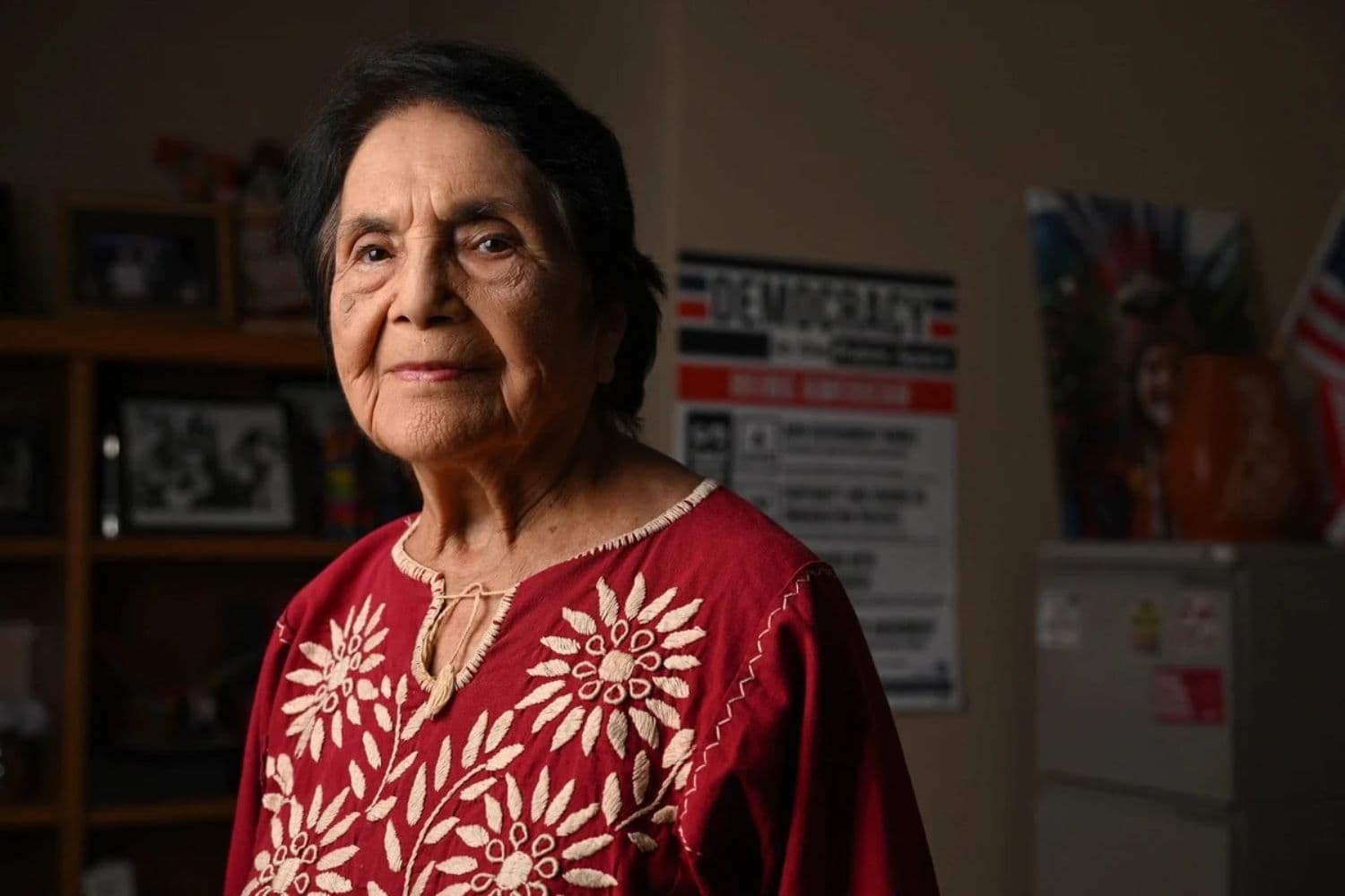 Dolores Huerta, de 95 años, cofundadora del sindicato United Farm Workers of America (UFW), posa en su oficina en Bakersfield, California, el 21 de julio de 2025. (Robyn Beck/AFP vía Getty Images)
