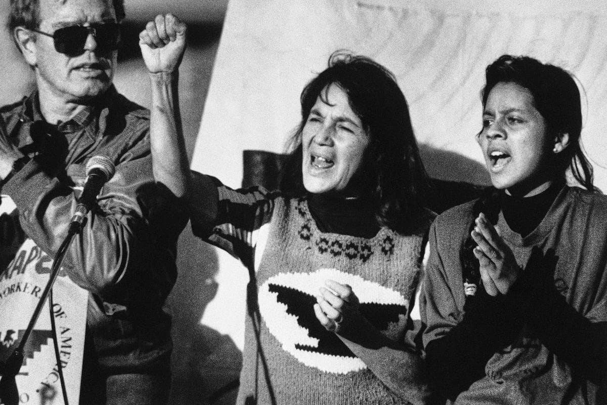 La líder de los Trabajadores Agrícolas Unidos (UFW), Dolores Huerta, en el centro, encabeza una manifestación en el distrito Mission de San Francisco el 19 de noviembre de 1988, junto con Howard Wallace, presidente de la sección de San Francisco de la UFW, a la izquierda y María Elena Chávez, de 16 años, hija de César Chávez, a la derecha, como parte de un boicot nacional contra lo que la UFW consideraba el peligroso uso de pesticidas en las uvas de mesa. (Foto AP/Court Mast, archivo).