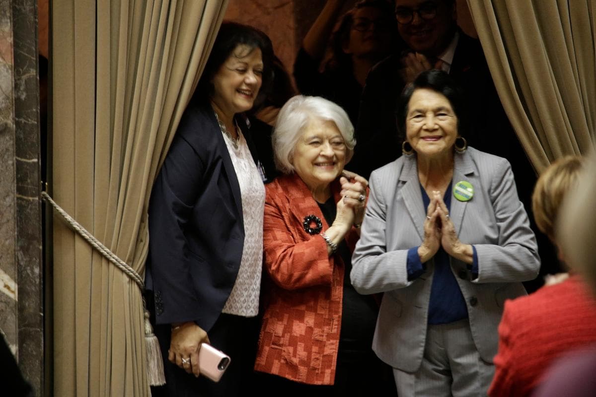Dolores Huerta, a la derecha, agradece a los senadores tras la votación unánime para designar el 10 de abril como el "Día de Dolores Huerta" en Olympia, Washington, el 18 de marzo de 2019. (Foto AP/Rachel La Corte).