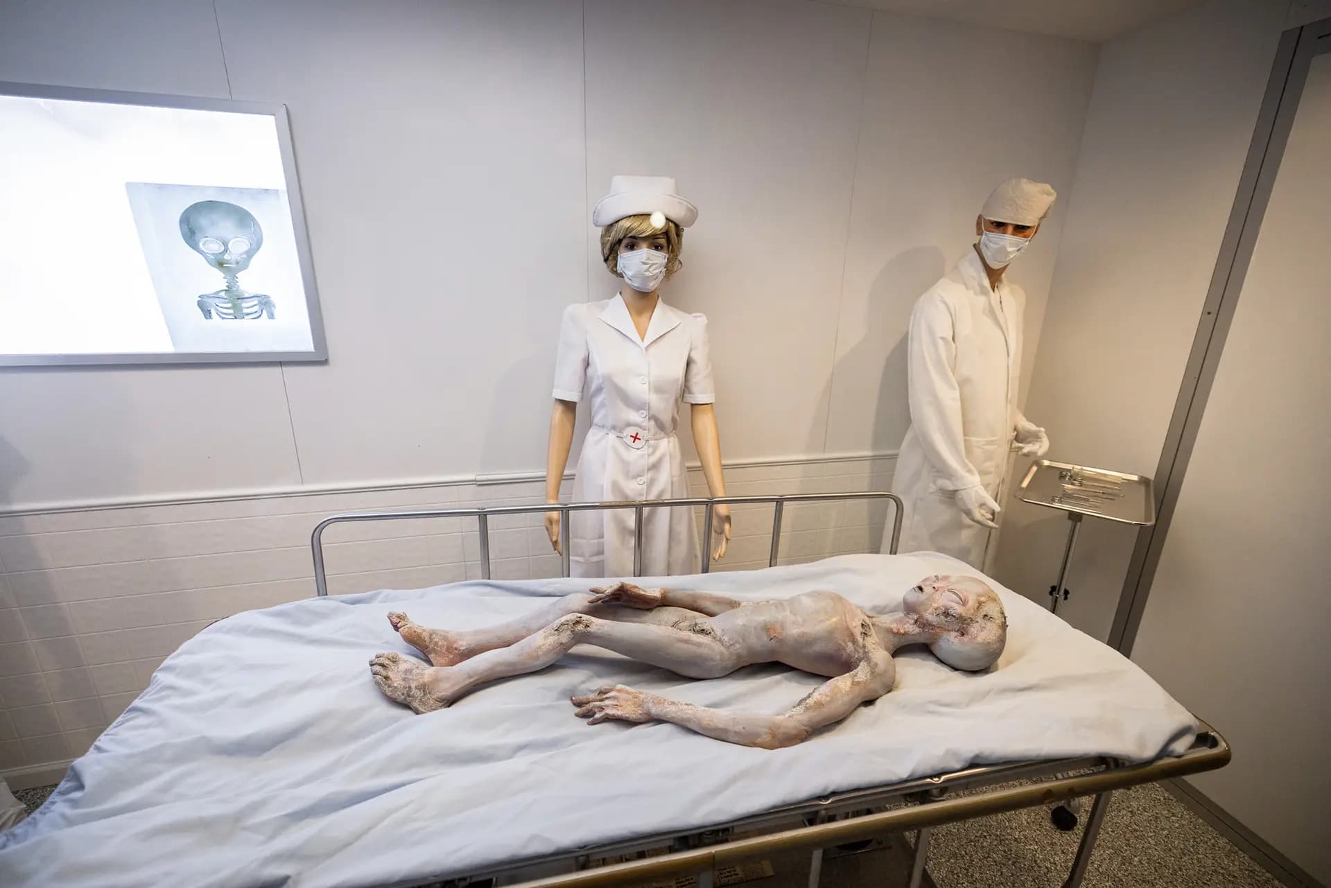 Una exhibición de autopsia simulada de alienígenas en el Museo Internacional de Ovnis en Roswell, Nuevo México, el 7 de octubre de 2026. (John Fredricks/The Epoch Times).