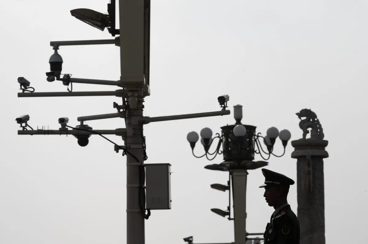 Un policía paramilitar chino monta guardia frente a las cámaras de seguridad en la Plaza de Tiananmen, en Beijing, el 8 de abril de 2019. (STR/AFP vía Getty Images).