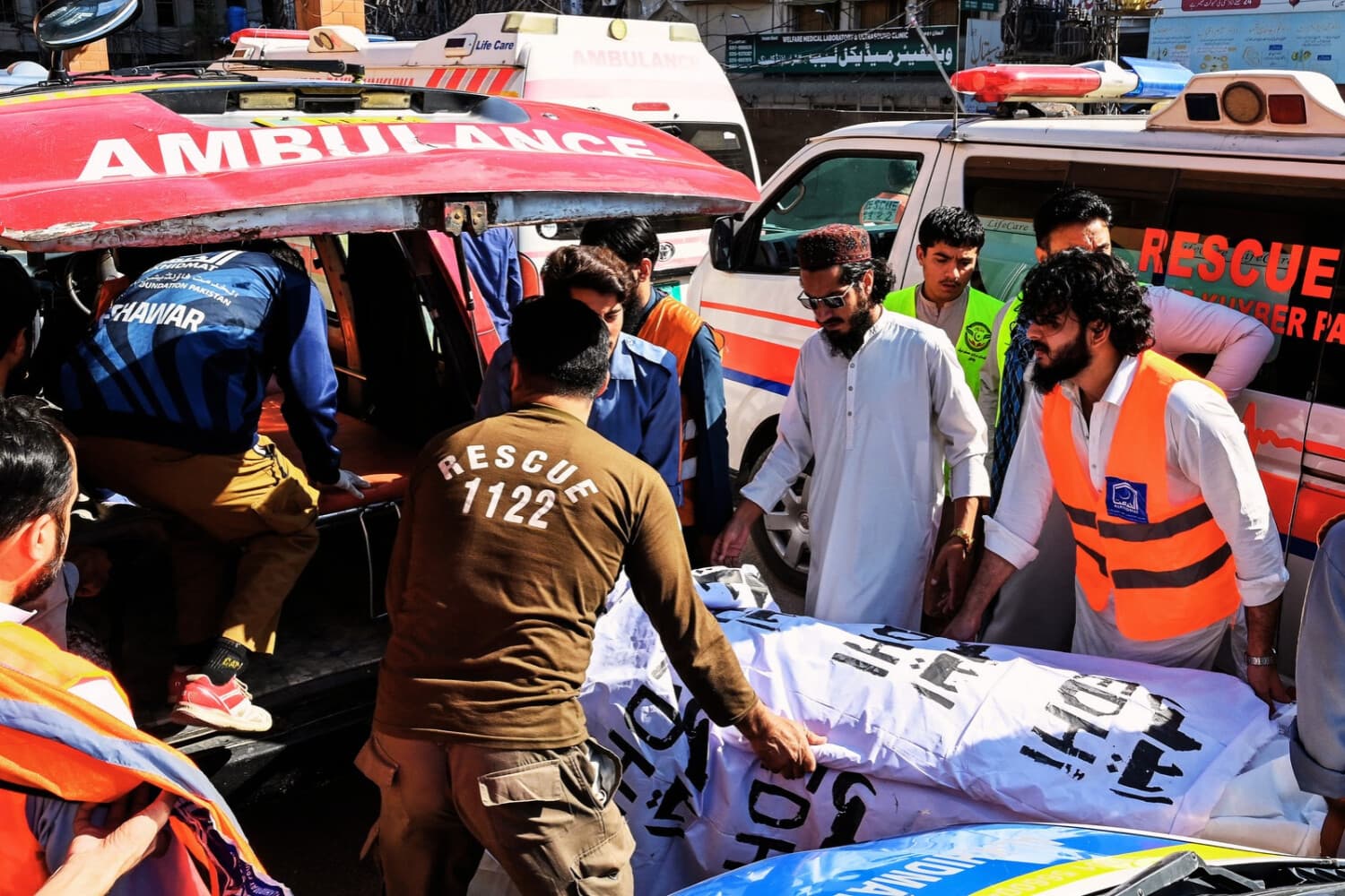 La explosión de una bombona de oxígeno en una ambulancia cobra al menos 10 vidas en Pakistán