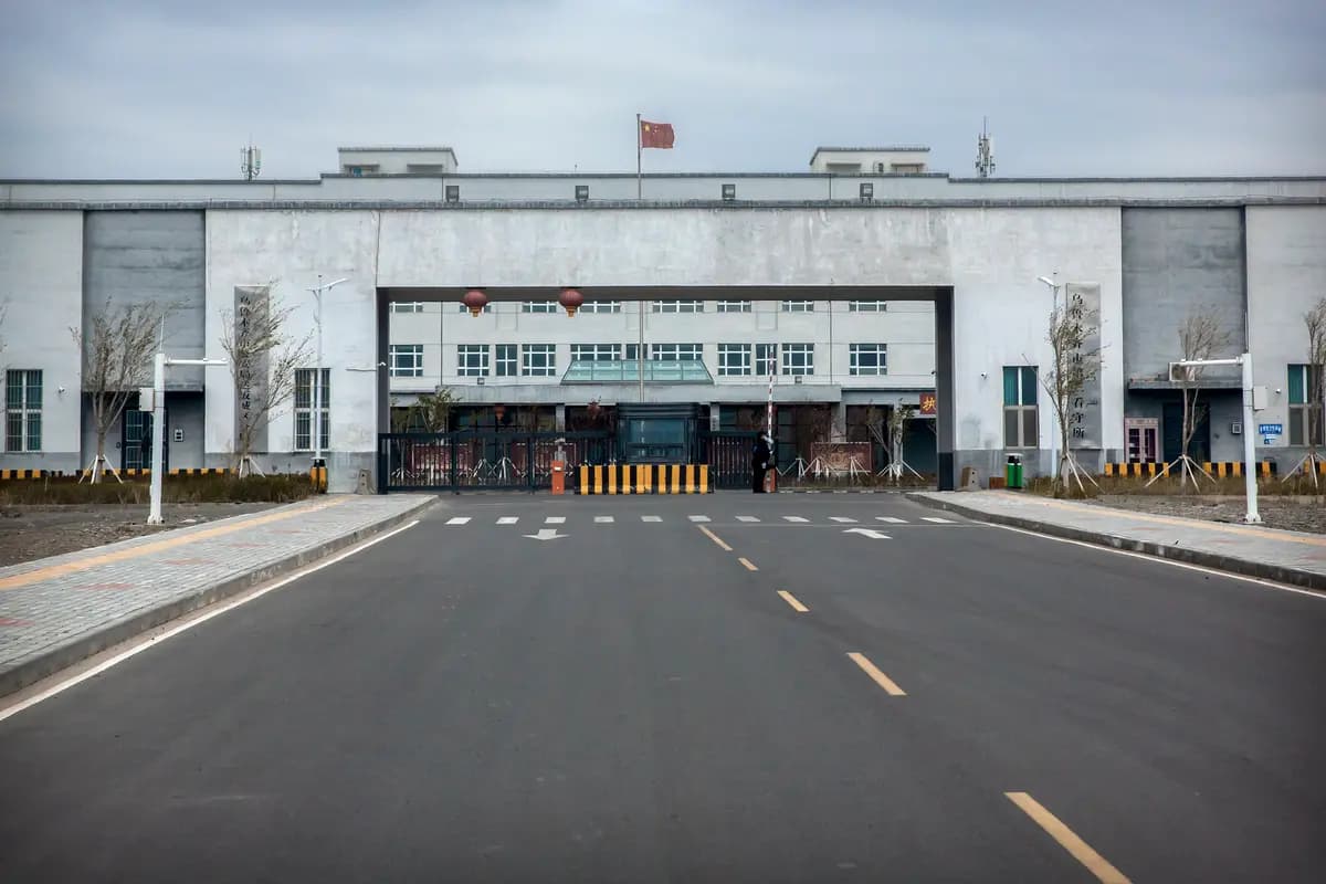 <em>Agentes de policía permanecen de pie en la entrada exterior del Centro de Detención n.º 3 de Urumqi, en la región de Xinjiang, al oeste de China, el 23 de abril de 2021. El Centro de Detención n.º 3 de Urumqi, el más grande de China, tiene capacidad para al menos 10,000 reclusos. (Foto: Mark Schiefelbein/AP Photo/Archivo).</em>