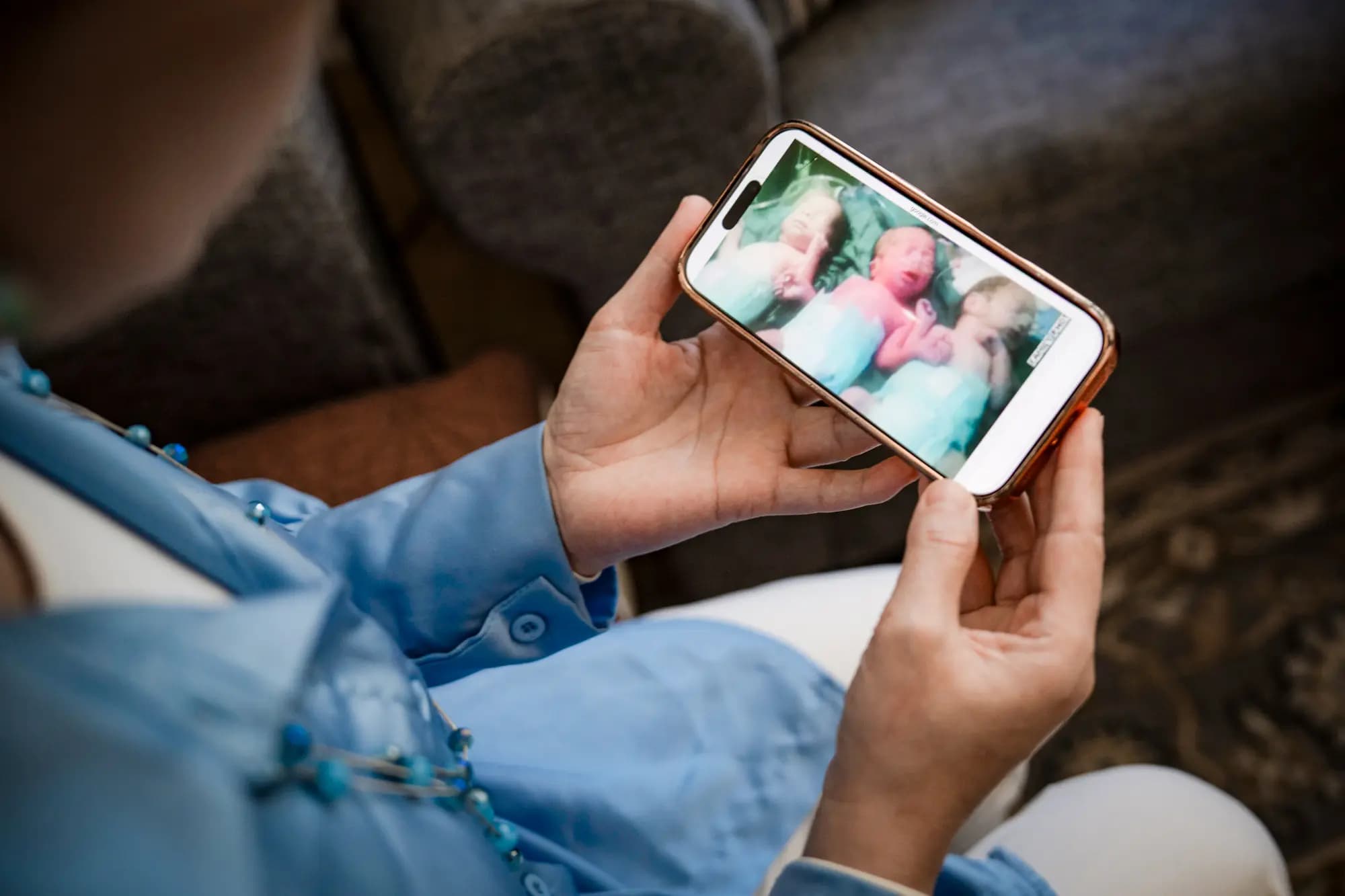 <em>Mihrigul Tursun muestra una foto de sus trillizos en su teléfono en Arlington, Virginia, el 30 de mayo de 2026. Tursun fue detenida tras llegar a China con los bebés en 2015. Uno de los trillizos, Mohaned, falleció en un hospital de la región de Xinjiang mientras Tursun estaba detenida. (Madalina Kilroy/The Epoch Times).</em>