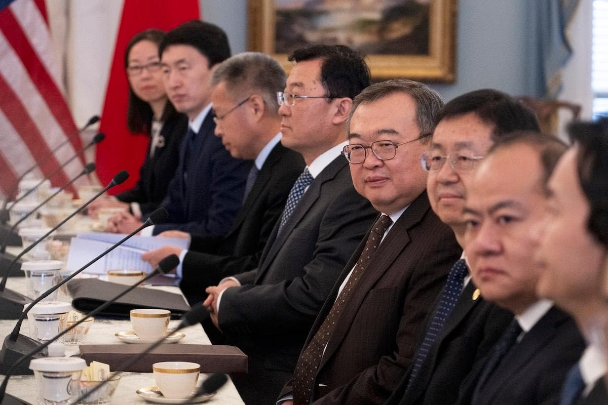 El ministro del Departamento de Enlaces Internacionales de China, Liu Jianchao (cuarto por la derecha), se reúne con el secretario de Estado de EE. UU., Antony Blinken, en el Departamento de Estado en Washington el 12 de enero de 2024. (Roberto Schmidt/AFP vía Getty Images)