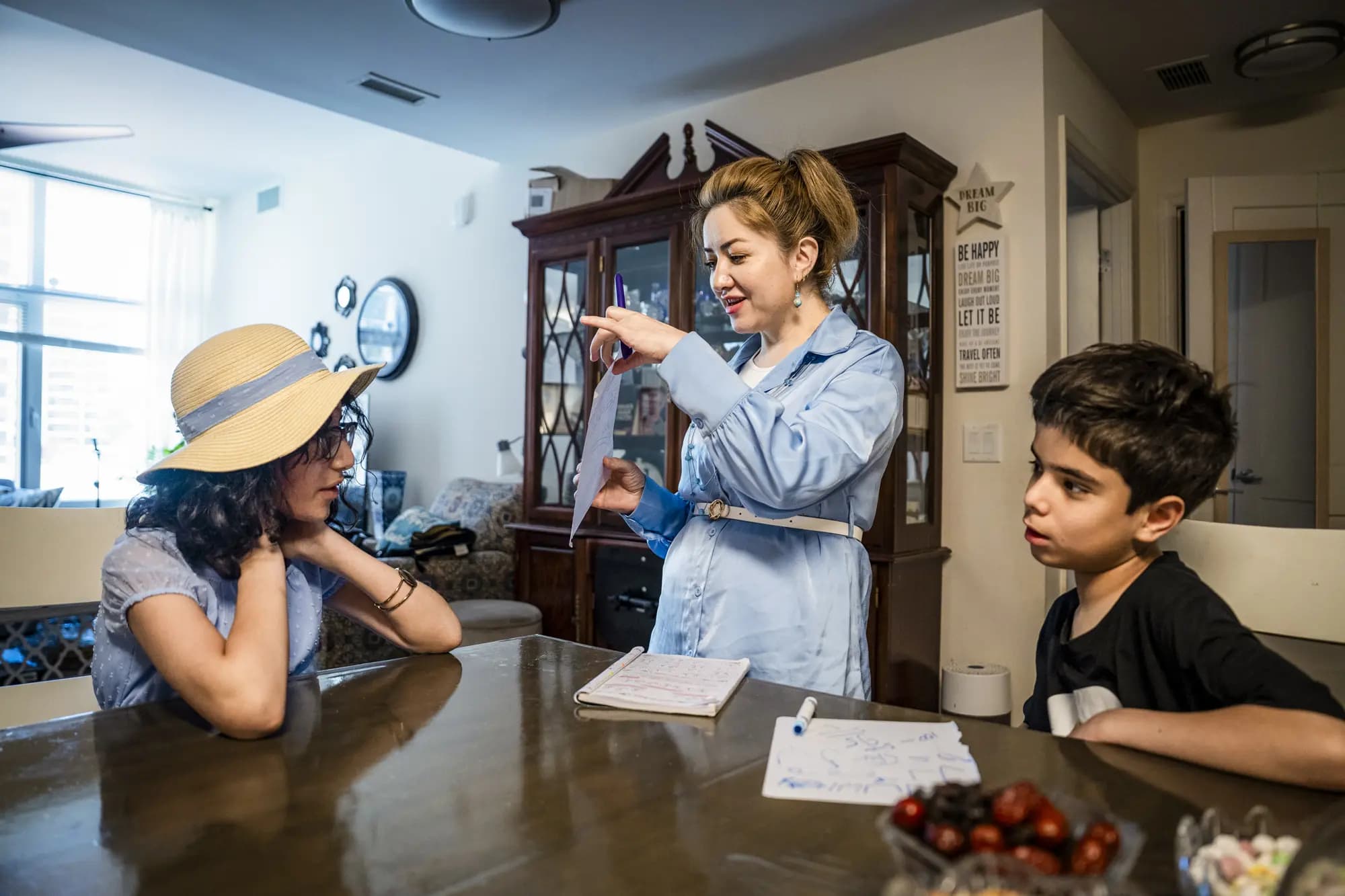 <em>Mihrigul Tursun enseña árabe a sus hijos Elina (izquierda) y Moez en Arlington, Virginia, el 30 de mayo de 2026. (Madalina Kilroy/The Epoch Times).</em>
