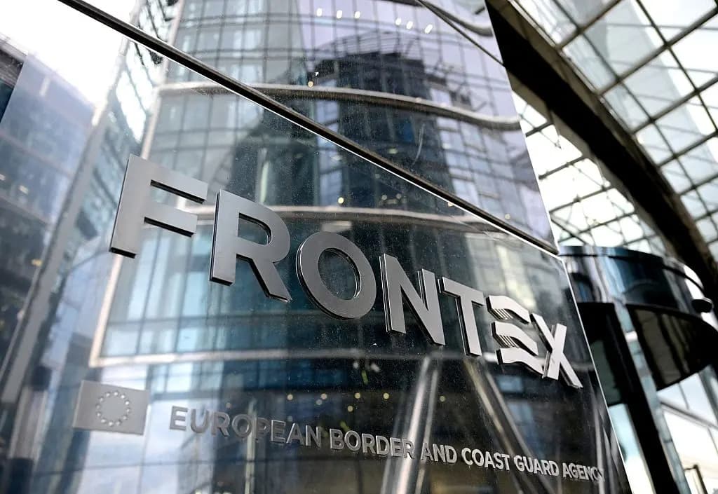 El logotipo de Frontex en la sede de la Agencia Europea de la Guardia de Fronteras y Costas en Varsovia el 17 de septiembre de 2026. (Roland Schlager/AFP vía Getty Images)