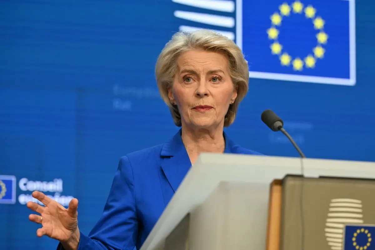 La presidenta de la Comisión Europea, Ursula von der Leyen, en una conferencia de prensa al término de una cumbre de la Unión Europea en la sede de la UE en Bruselas el 16 de octubre de 2026. (Nicolas Tucat / AFP vía Getty Images)