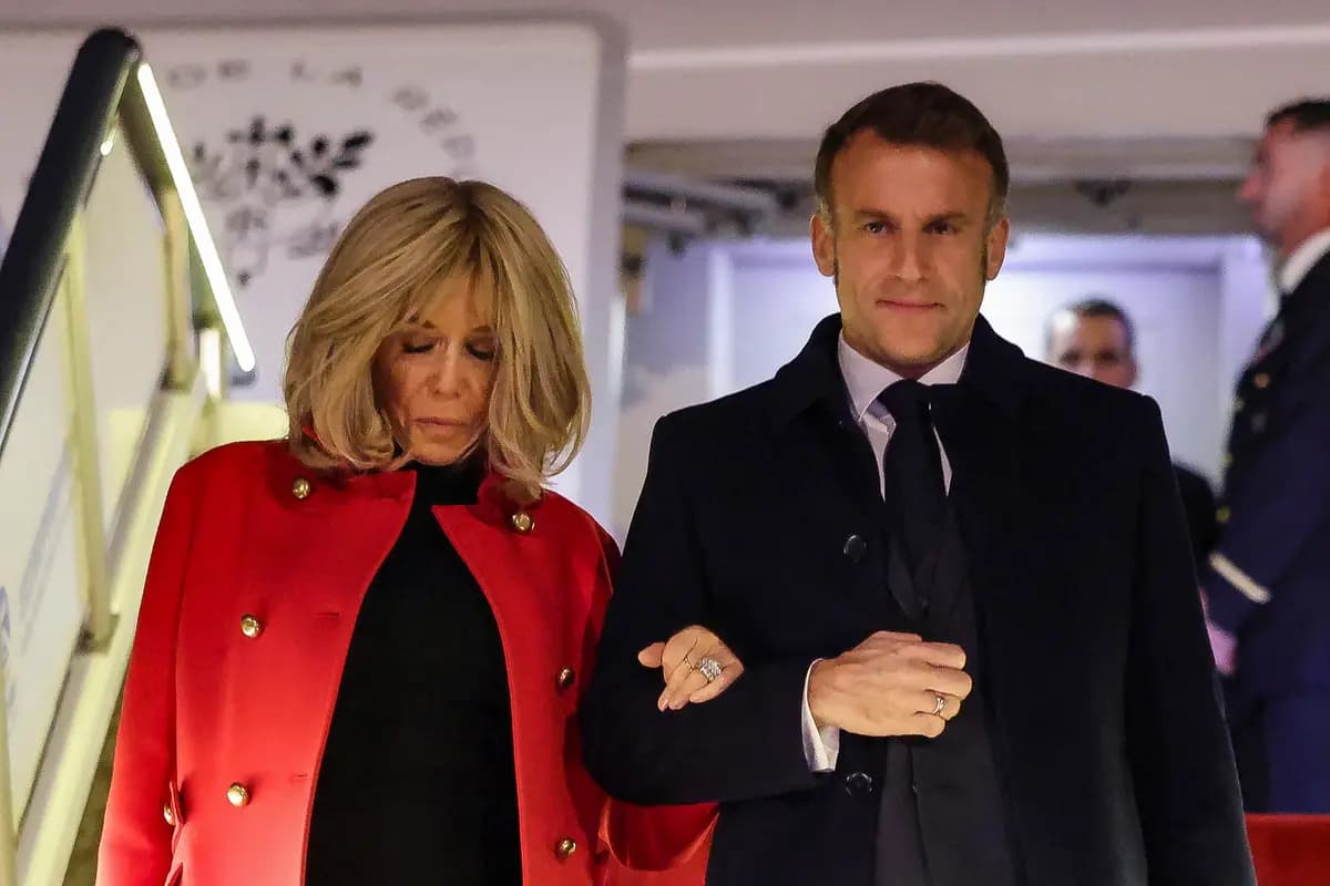 El presidente francés Emmanuel Macron y su esposa, Brigitte Macron, desembarcan de su avión a su llegada al Aeropuerto Internacional Capital de Beijing el 3 de diciembre de 2025. (Ludovic Marin-Pool/Getty Images).