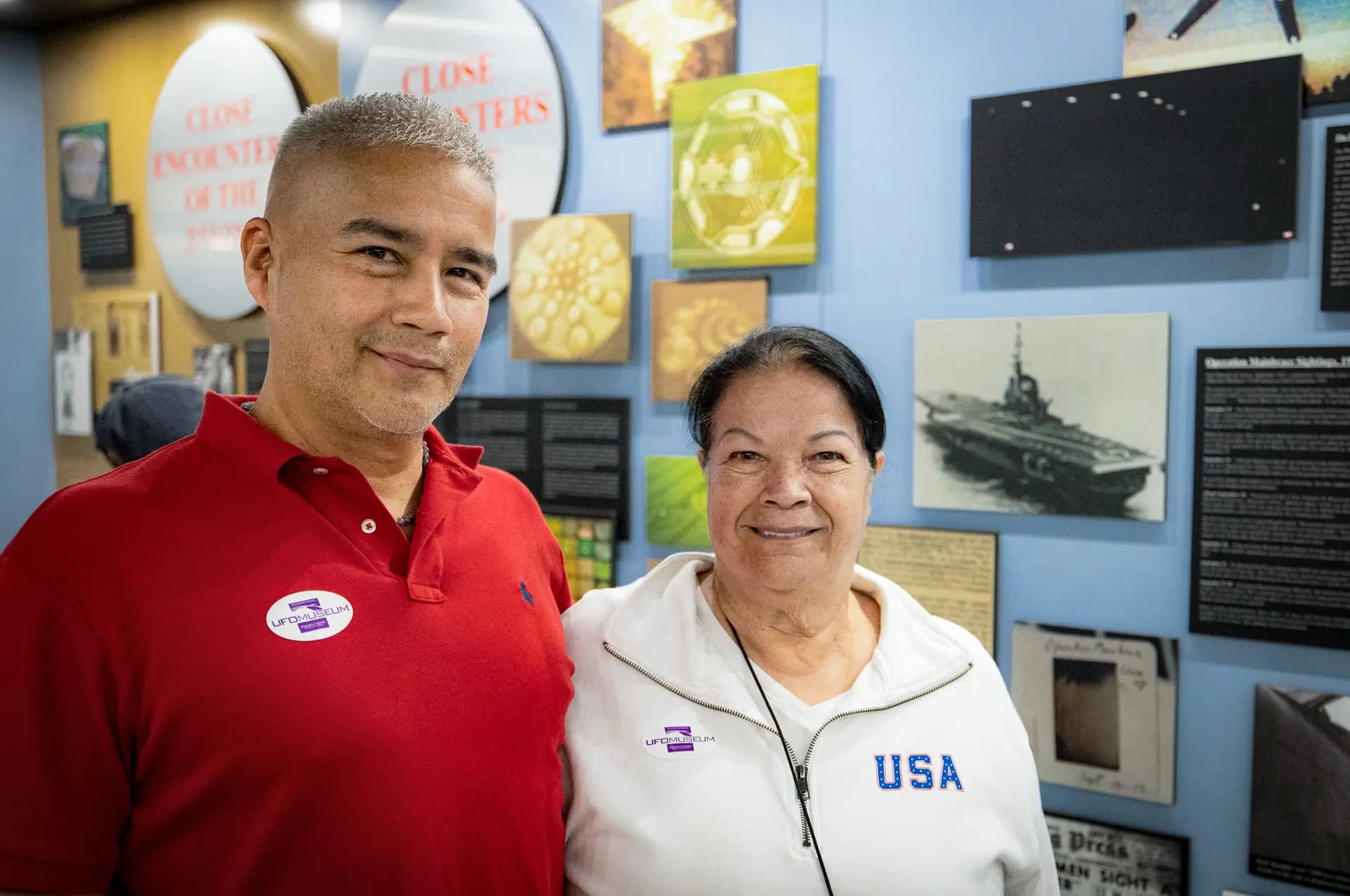 Rosa Marie DeLeon (derecha) y su hijo Erasmo DeLeon Jr. visitan el Museo Internacional de Ovnis en Roswell, Nuevo México, el 7 de octubre de 2026. (John Fredricks/The Epoch Times).