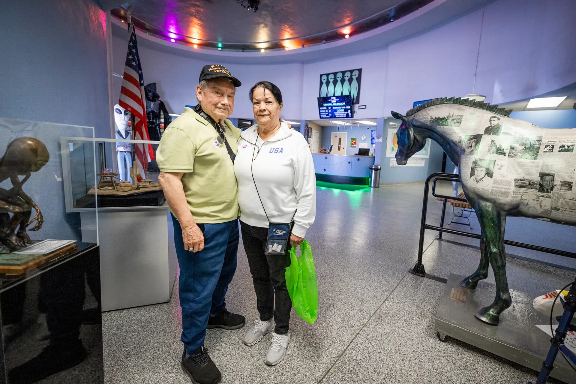 Erasmo y Rosa Marie DeLeon posan entre las exhibiciones del Museo Internacional de Ovnis en Roswell, Nuevo México, el 7 de octubre de 2026. ( John Fredricks/The Epoch Times).