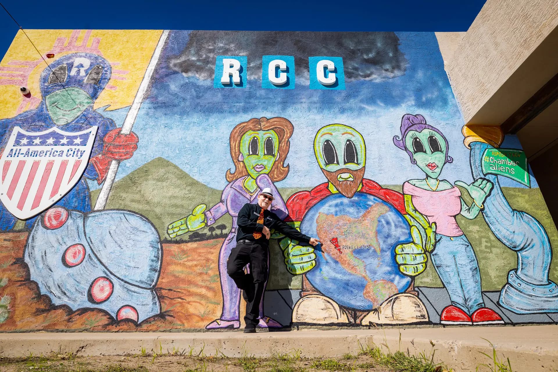 Gary Thrine, director de membresía de la Cámara de Comercio de Roswell, posa junto a un mural frente a su oficina en Roswell, Nuevo México, el 7 de octubre de 2026. (John Fredricks/The Epoch Times).