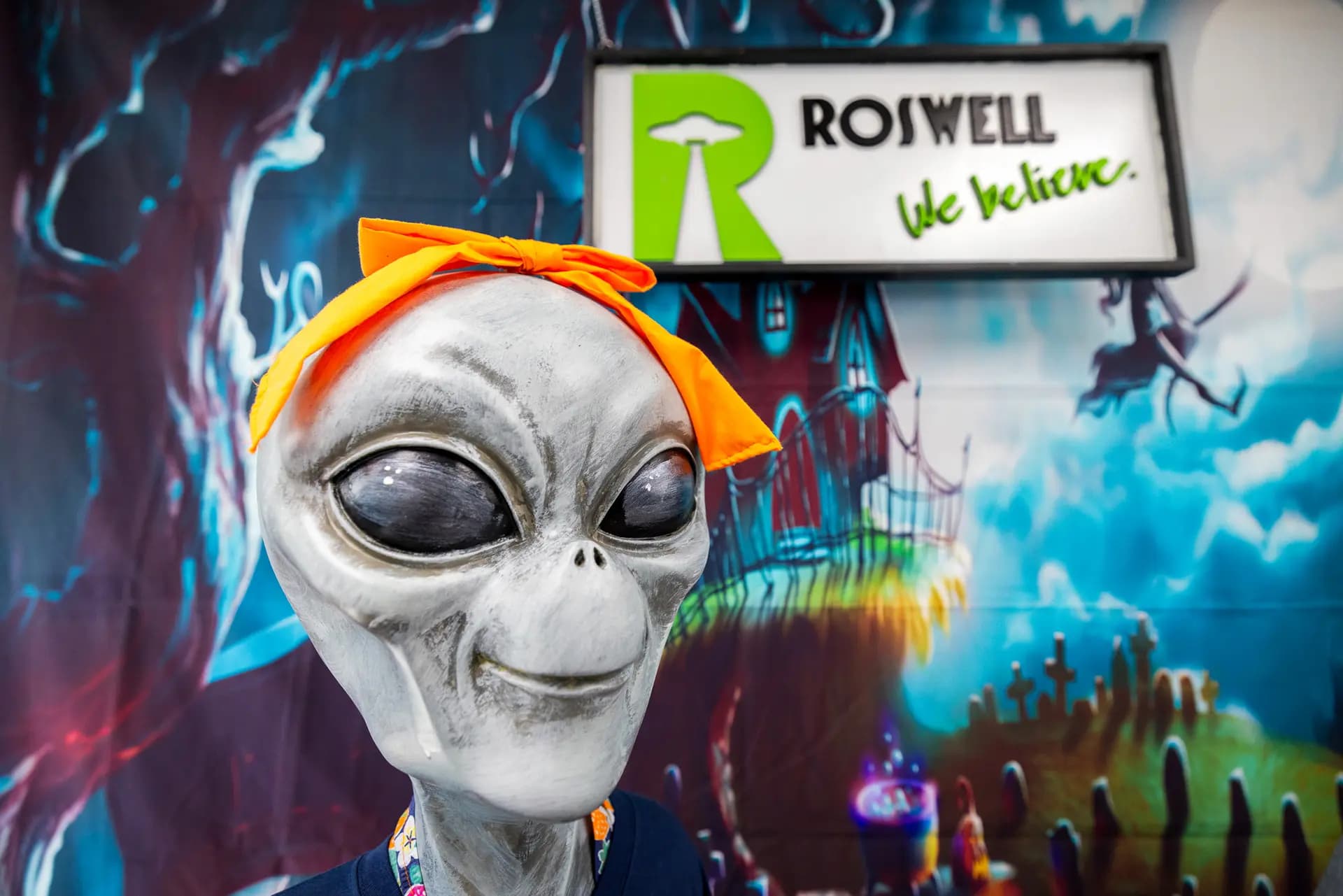 La estatua de un extraterrestre luce una cinta naranja brillante cerca del Centro de Bienvenida de Roswell, en Roswell, Nuevo México, el 7 de octubre de 2026. (John Fredricks/The Epoch Times).