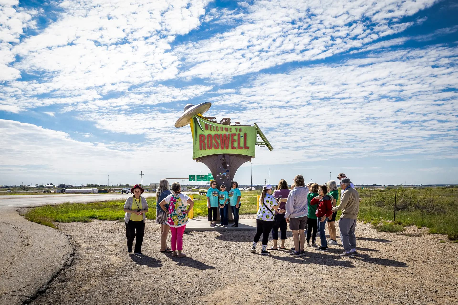 Los visitantes toman fotos tras llegar en autobús a Roswell, Nuevo México, el 7 de octubre de 2026. (John Fredricks/The Epoch Times).