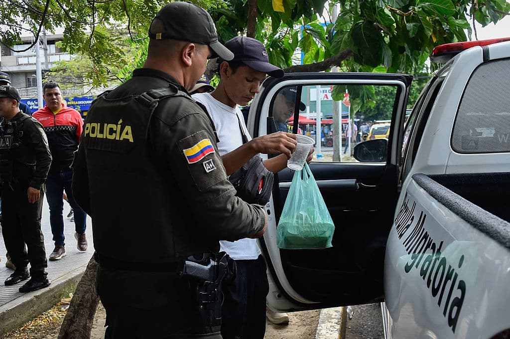 Un agente de policía detiene a un hombre durante una operación de control migratorio en Cúcuta, en el departamento de Norte de Santander, Colombia, el 15 de septiembre de 2026. (Schneyder Mendoza / AFP vía Getty Images)