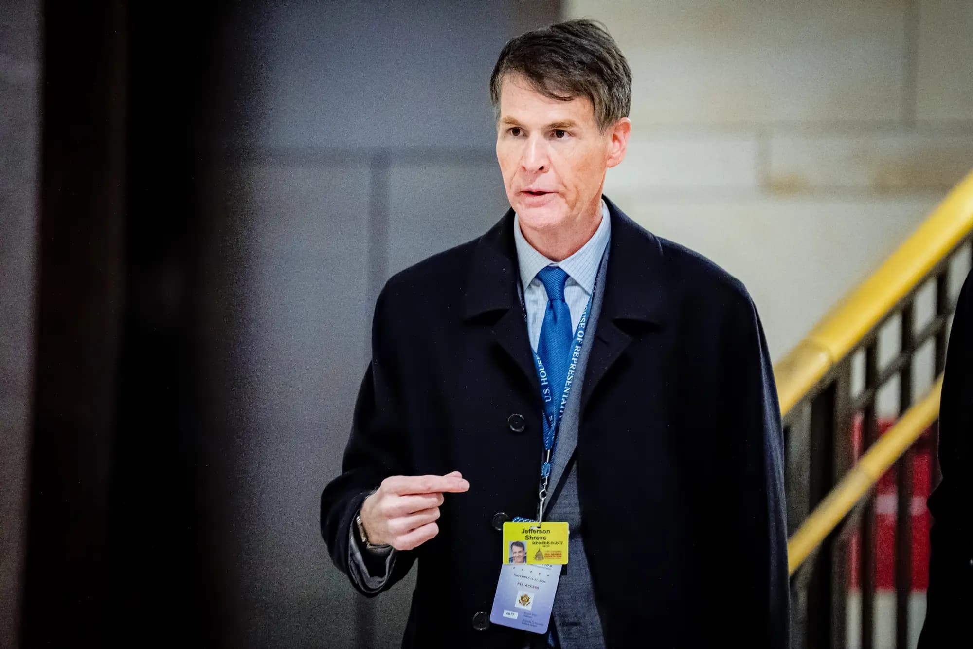 <em>El representante Jefferson Shreve (R-Ind.) llega al Capitolio en Washington el 14 de noviembre de 2024. Shreve expresó su esperanza de que EE. UU. pueda "revertir el rumbo de esta creciente actividad delictiva". (Andrew Harnik/Getty Images).</em>