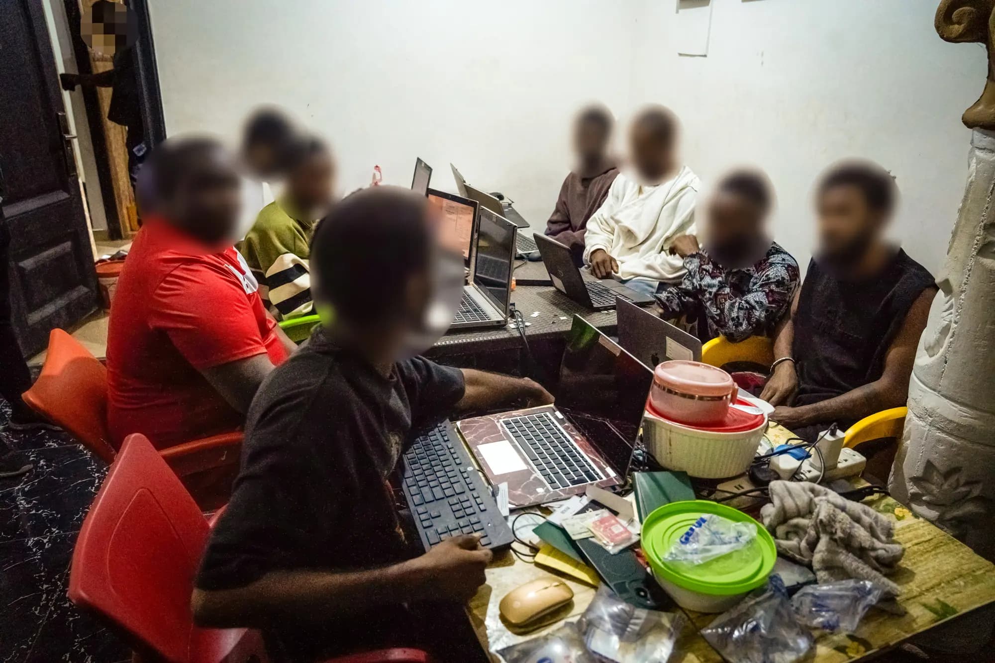 <em>Estafadores trabajan en un centro de estafas en Sasaabi, Ghana, en esta foto de archivo. (FBI, Agencia Nacional contra el Crimen).</em>