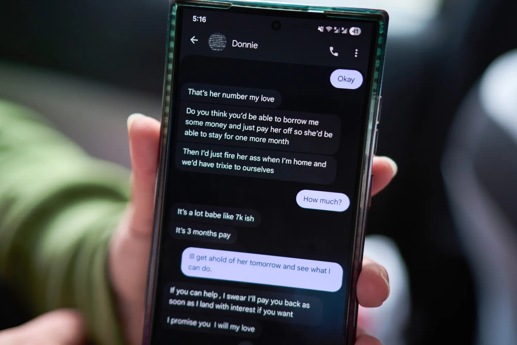 <em>Un intercambio de mensajes de texto entre una víctima y su estafador sentimental, mostrado en la pantalla de su teléfono durante su visita a Dublín el 3 de octubre de 2025. (Foto de David Goldman/AP).</em>