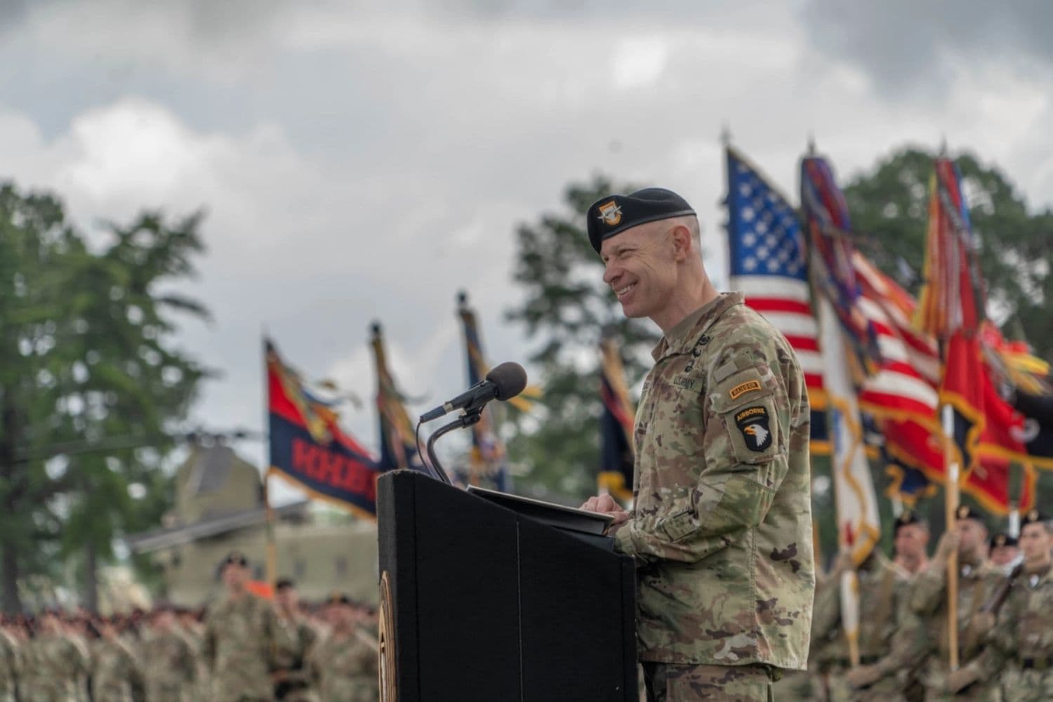 El entonces general de división Brett Sylvia, comandante saliente de la 101.ª División Aerotransportada (Asalto Aéreo), pronuncia un discurso durante la ceremonia de cambio de mando en Fort Campbell, Kentucky, el 30 de mayo de 2025. (Sargento de personal Kaden D. Pitt/Ejército de EE. UU.)