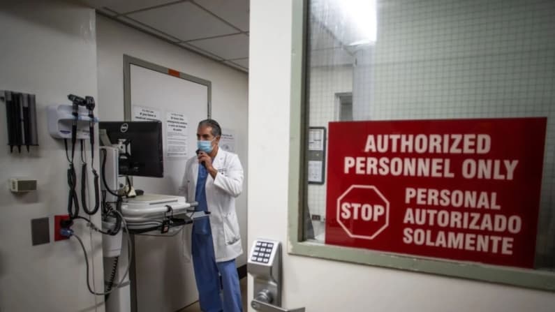 A estadounidenses les molesta que los médicos usen IA para tomar decisiones importantes: Encuesta