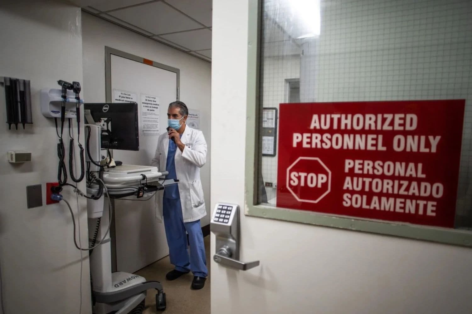 En esta foto de archivo, un médico trabaja en un hospital. (Apu Gomes/AFP vía Getty Images)
