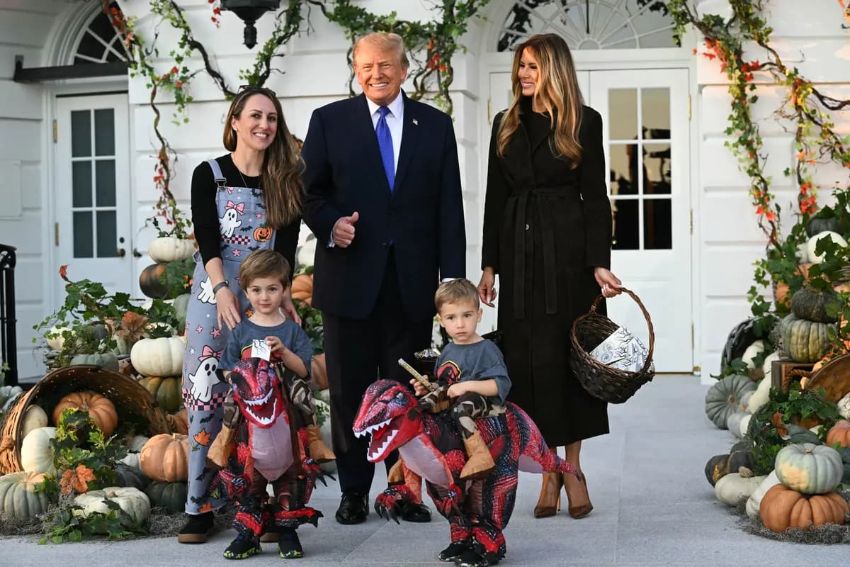 El presidente Donald Trump y la primera dama estadounidense Melania Trump posan con los invitados durante una fiesta de Halloween en la Casa Blanca en Washington el 29 de octubre de 2026. (SAUL LOEB / AFP vía Getty Images).
