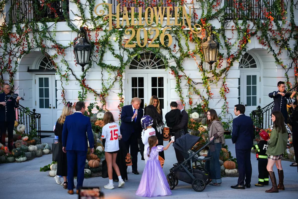 El presidente Donald Trump y la primera dama Melania Trump reparten caramelos mientras dan la bienvenida a los niños durante el evento "Halloween en la Casa Blanca" en Washington el 29 de octubre de 2026. (Andrew Harnik/Getty Images).