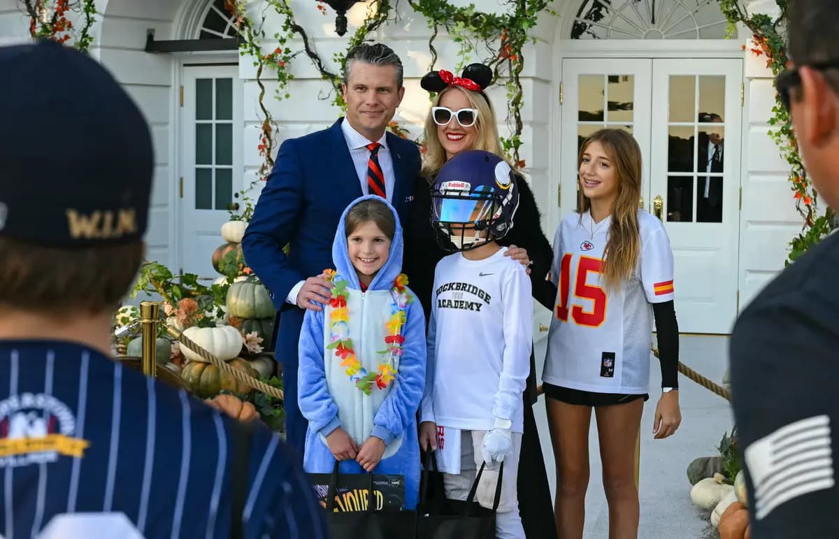 El secretario de Defensa, Pete Hegseth, junto a su esposa Jennifer Rauchet y sus hijos, asisten a una fiesta de Halloween en la Casa Blanca en Washington el 29 de octubre de 2026. (SAUL LOEB / AFP vía Getty Images).