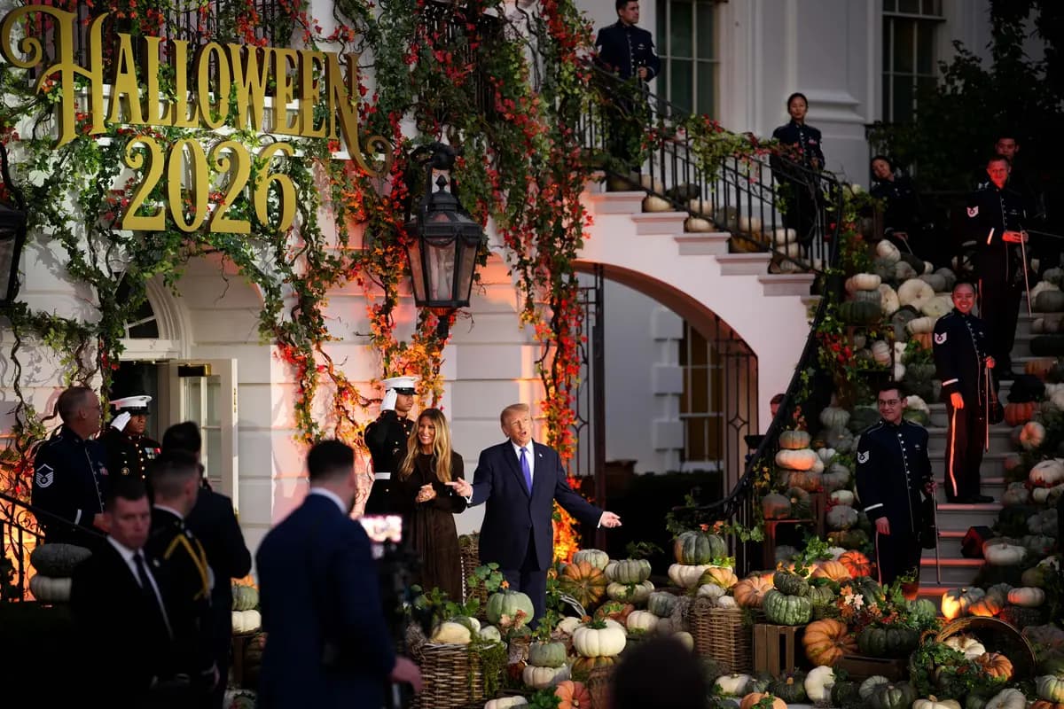 El presidente Donald Trump y la primera dama Melania Trump reparten caramelos mientras dan la bienvenida a los niños durante el evento "Halloween en la Casa Blanca" en Washington el 29 de octubre de 2026. (Andrew Harnik/Getty Images).