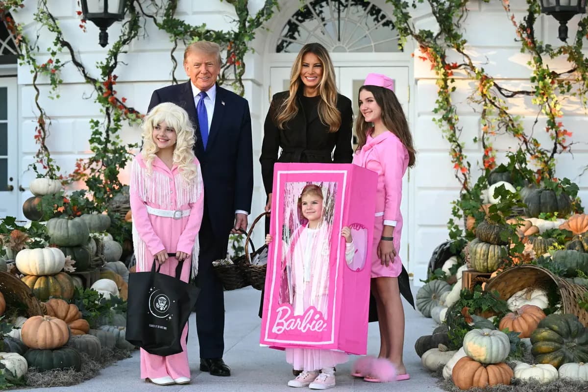 El presidente Donald Trump y la primera dama Melania Trump reparten caramelos mientras dan la bienvenida a los niños durante el evento "Halloween en la Casa Blanca" en Washington el 29 de octubre de 2026. (SAUL LOEB / AFP vía Getty Images).