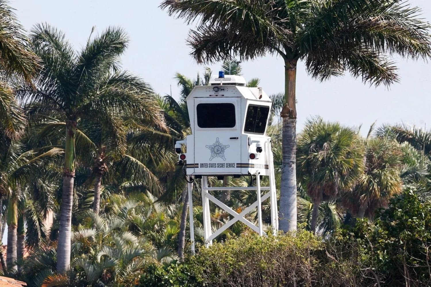 Una torre de seguridad del Servicio Secreto de Estados Unidos en el complejo Mar-a-Lago del presidente Donald Trump, después que el Servicio Secreto y la policía local abatieran a tiros a un hombre armado con una escopeta tras haber traspasado el perímetro de seguridad del complejo en Palm Beach, Florida, el 22 de febrero de 2026. (Marco Bello/Reuters)
