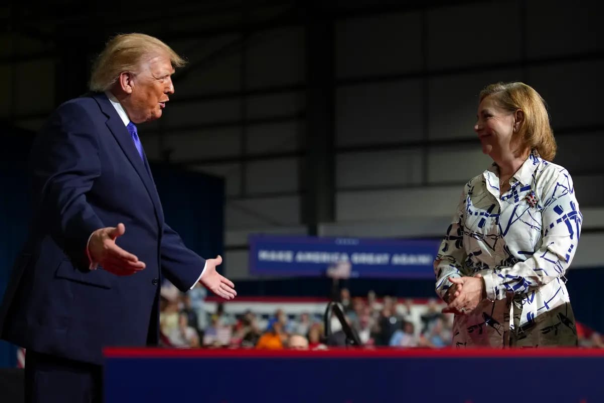 El presidente Donald Trump (izquierda) saluda a la senadora estadounidense Darline Graham (R-S.C.) después que ella hablara durante un mitin de campaña en el Rock Hill Sports and Event Center en Rock Hill, Carolina del Sur, el 29 de octubre de 2026. (Andrew Harnik/Getty Images).