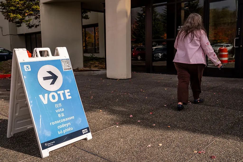 Un votante entra en la sede de King County Elections en Renton, en el estado de Washington, el 23 de octubre de 2026. (David Ryder/Getty Images)