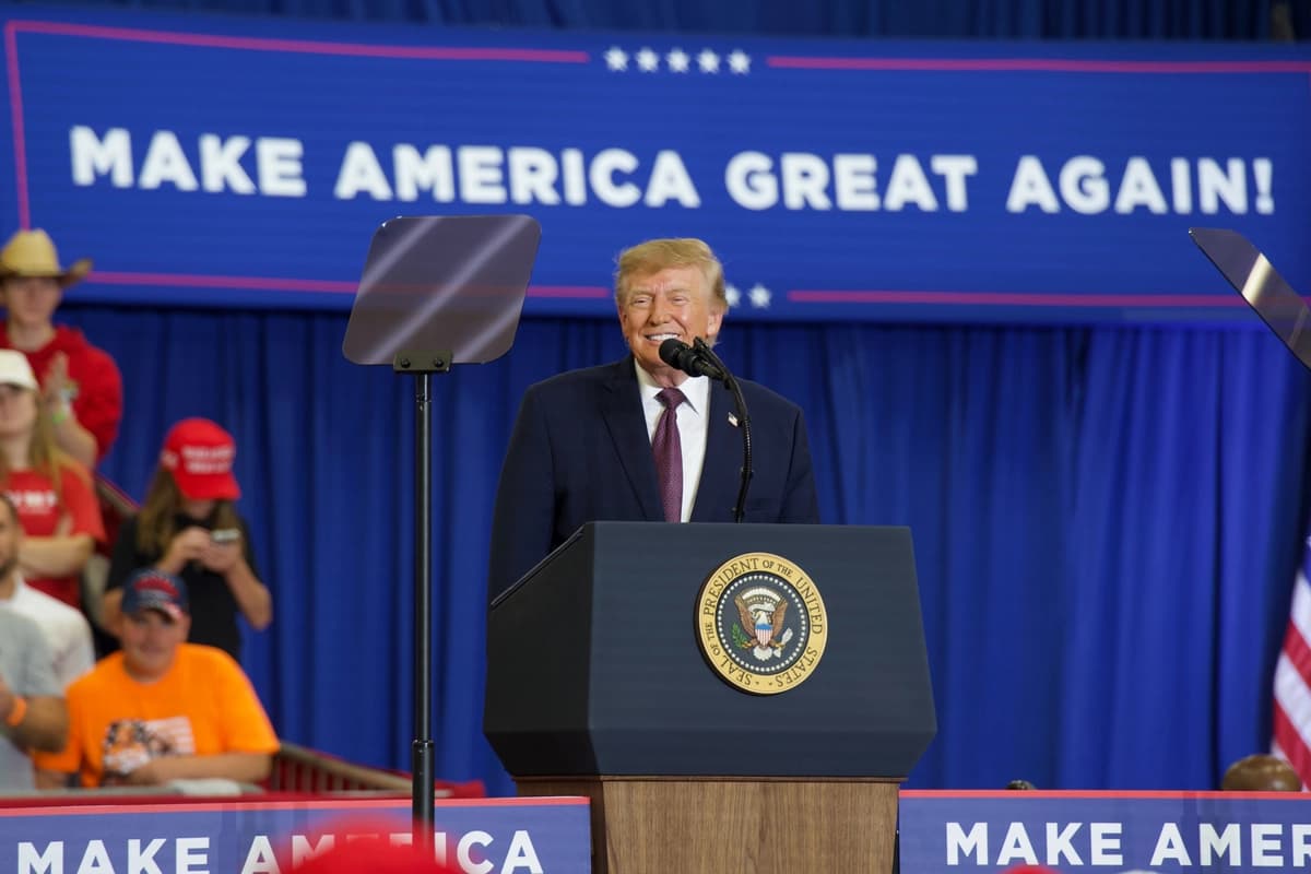El presidente Donald Trump habla durante un mitin en el Shoemaker Center de la Universidad de Ohio en Chillicothe, Ohio, el 28 de octubre de 2026. (Travis Gillmore/The Epoch Times).