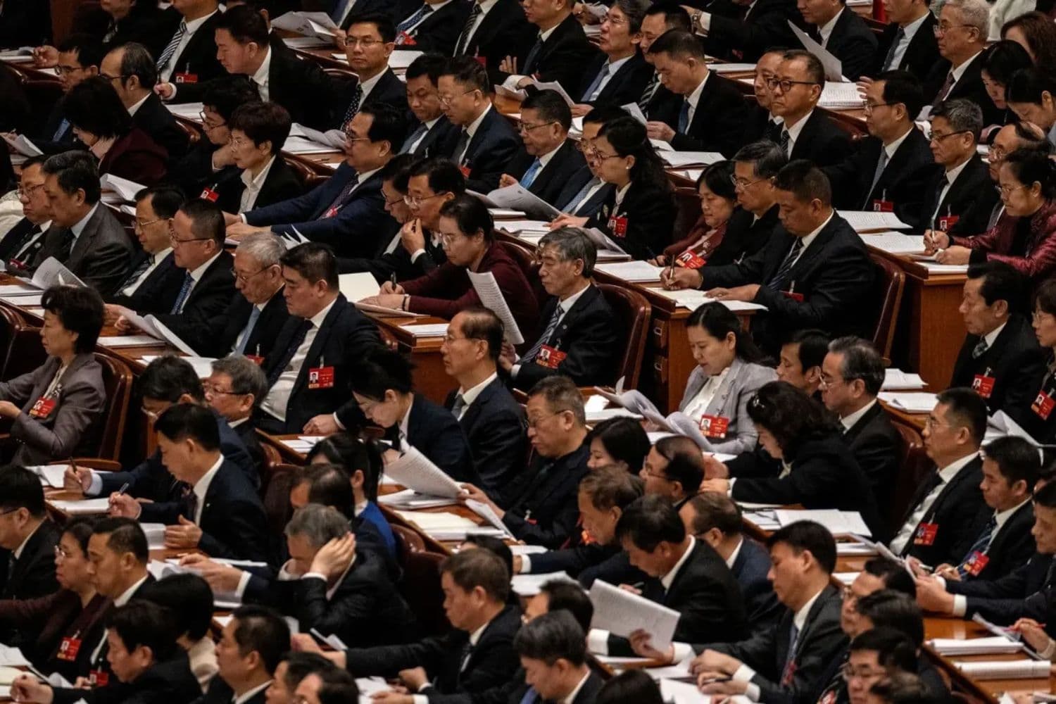 Los delegados escuchan durante un discurso en la segunda sesión plenaria de la Asamblea Popular Nacional en el Gran Salón del Pueblo en Beijing el 9 de marzo de 2026. (Kevin Frayer/Getty Images)