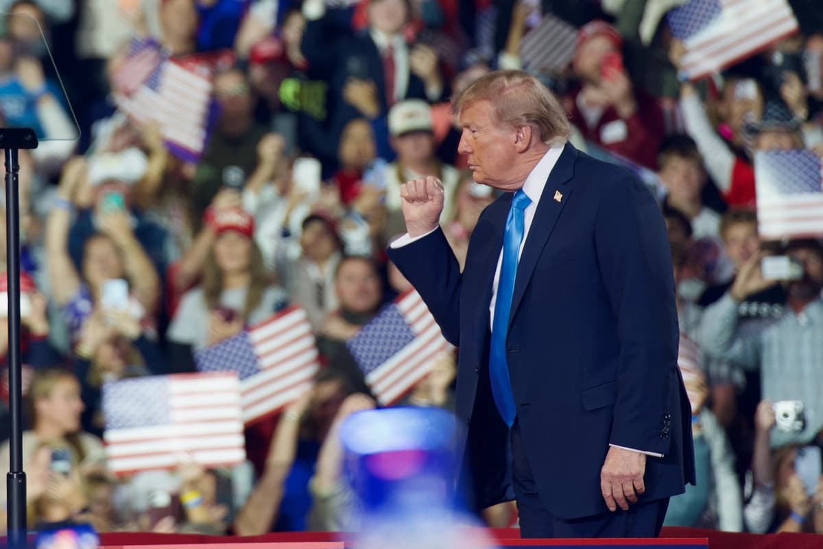 El presidente Donald Trump sube al escenario durante un mitin en el Truist Arena de la Universidad del Norte de Kentucky en Highland Heights, Kentucky, el 17 de octubre de 2026. (Travis Gillmore/The Epoch Times).