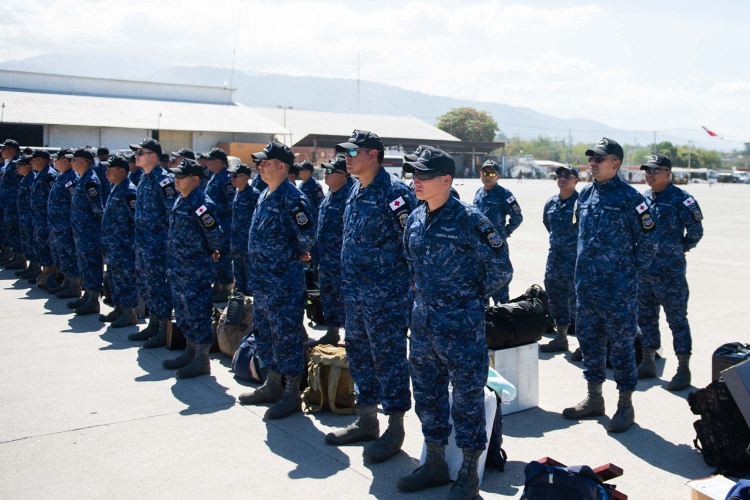 Un contingente de 70 oficiales de las fuerzas de seguridad de El Salvador llega al Aeropuerto Internacional Toussaint Louverture en Puerto Príncipe, Haití, el 4 de febrero de 2025. (CLARENS SIFFROY/AFP vía Getty Images)