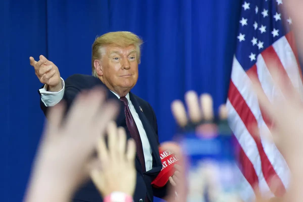 <em>El presidente Donald Trump lanza gorras de MAGA durante un mitin en el Shoemaker Center de la Universidad de Ohio en Chillicothe, Ohio, el 28 de octubre de 2026. (Travis Gillmore/The Epoch Times).</em>