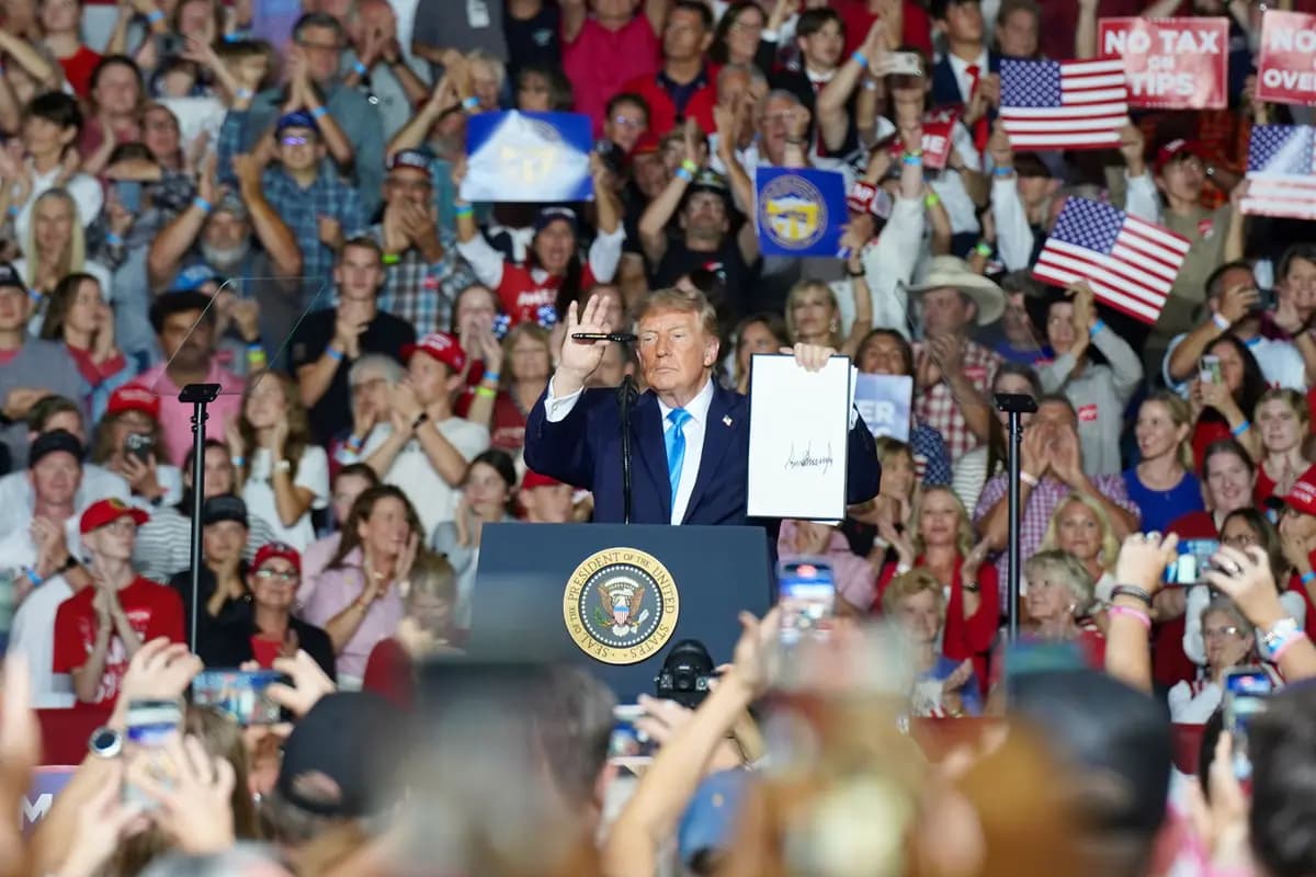 <em>El presidente Donald Trump muestra una orden ejecutiva recién firmada que amplía el acceso al combustible diésel exento de impuestos durante un mitin en Grand Island, Nebraska, el 5 de octubre de 2026. (Travis Gillmore/The Epoch Times).</em>