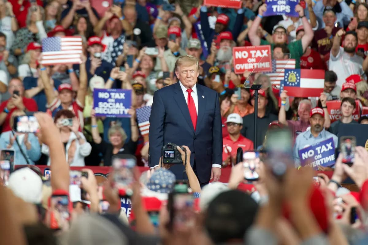 <em>El presidente Donald Trump sube al escenario durante un mitin en el Guardian Centers en Perry, Georgia, el 24 de octubre de 2026. (Travis Gillmore/The Epoch Times).</em>
